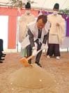 安全祈願祭でくわ入れする松尾倫男社長＝出雲市今市町北本町４丁目
