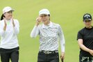 優勝を決め、笑顔を見せる李知姫＝2日、大山平原ゴルフクラブ
