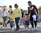 スタートし、歩を進める参加者＝松江市上乃木１０丁目、松江総合運動公園