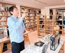 
          
企画を通して高品質で希少な品を展示・販売し利益の積み上げを図る西村史之さん＝松江市南田町、アルトスブックストア
        