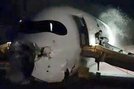 羽田空港の航空機衝突事故で、日航機の脱出シューターから避難する人たち（右）（乗客提供）