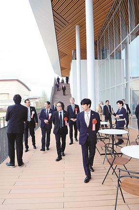 2階の展望テラス=倉吉市駄経寺町2丁目、鳥取県立美術館