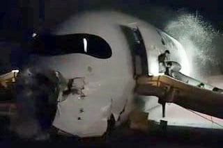 羽田空港の航空機衝突事故で、日航機の脱出シューターから避難する人たち（右）（乗客提供）