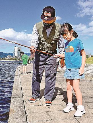 アドバイスを受けながら、ゴズ釣りを楽しむ子ども（右）＝松江市袖師町、岸公園