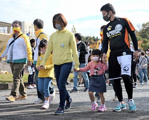 スタートし、歩を進める参加者＝松江市上乃木１０丁目、松江総合運動公園