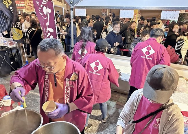 ぜんざいの仕込みをする「出雲ぜんざい学会」のメンバー＝台湾・高雄市（出雲ぜんざい学会提供）