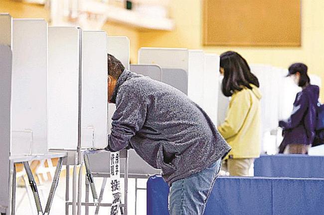 統一地方選で投票用紙に記入する有権者。投票率の平均は９道府県の知事選、４１の道府県議選ともに過去最低だった＝９日、大阪市