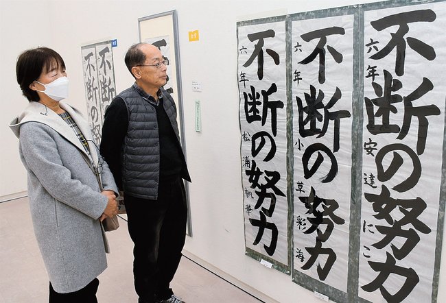 作品を鑑賞する来場者=松江市袖師町、島根県立美術館