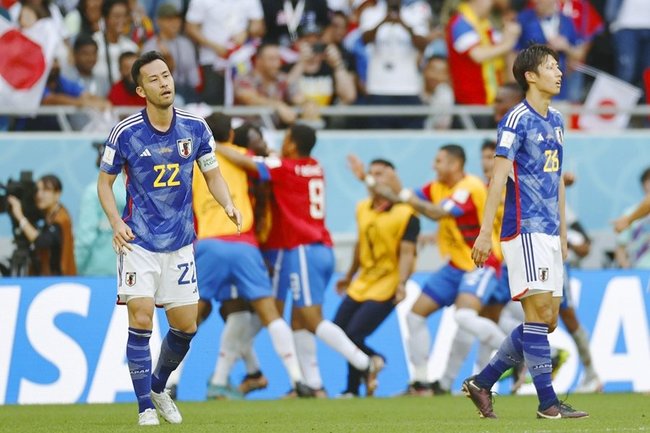 日本―コスタリカ　後半、先制ゴールを許し肩を落とす（手前左から）吉田、伊藤＝アルラヤン（共同）