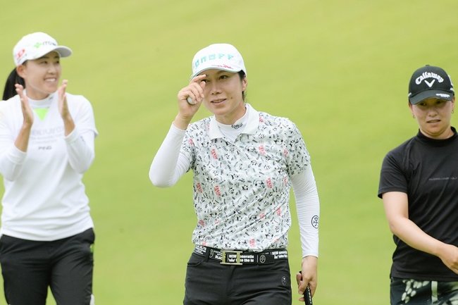 優勝を決め、笑顔を見せる李知姫＝2日、大山平原ゴルフクラブ