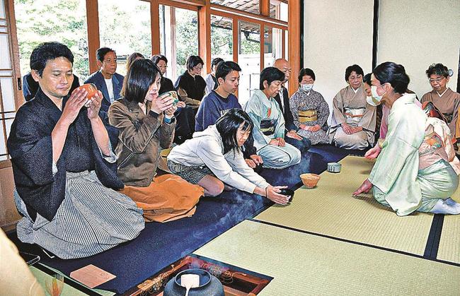 抹茶を楽しむ来場者＝松江市外中原町、月照寺