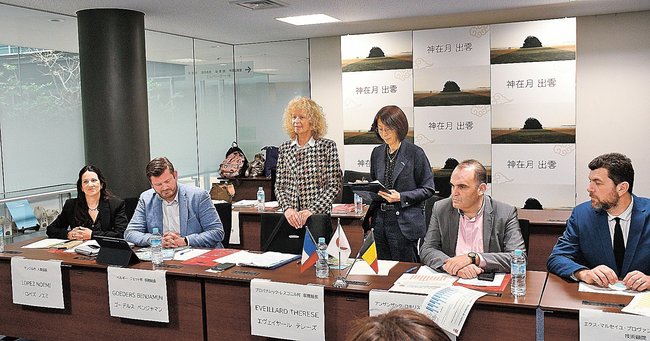 あいさつするエヴェイヤール・テレーズ事務総長（左から３人目）＝出雲市今市町、市役所