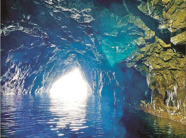 1位に選ばれた松下麻衣さんの「明暗の岩屋」を写した作品