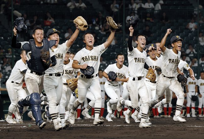 創成館に勝利し、駆け出す大社ナイン＝甲子園