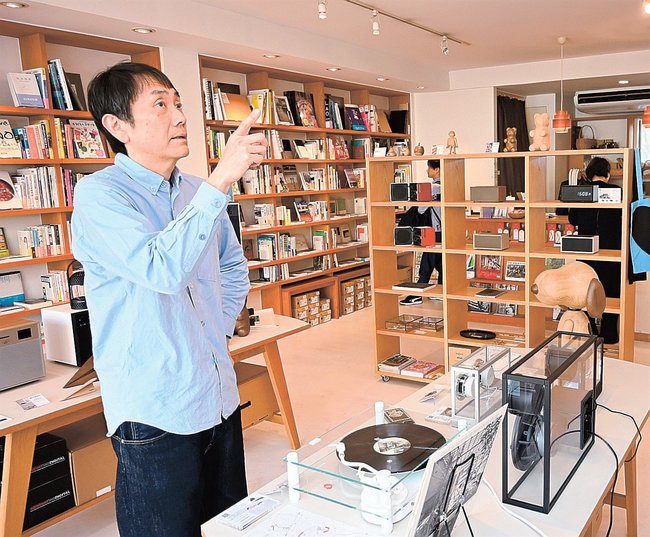 企画を通して高品質で希少な品を展示・販売し利益の積み上げを図る西村史之さん＝松江市南田町、アルトスブックストア