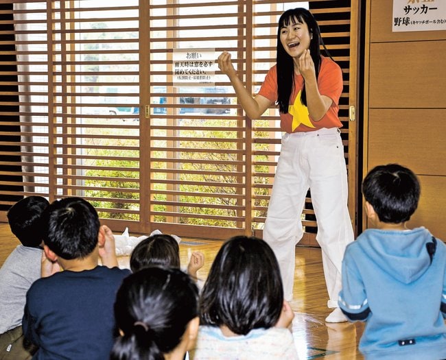 ベトナムの手遊びを教える浜田市国際交流員のグェン・ティ・テゥイ・クインさん＝浜田市野原町、島根県立大体育館
