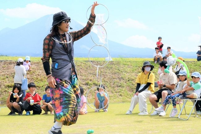 来場者の前で大道芸を披露するパフォーマー=鳥取県伯耆町須村