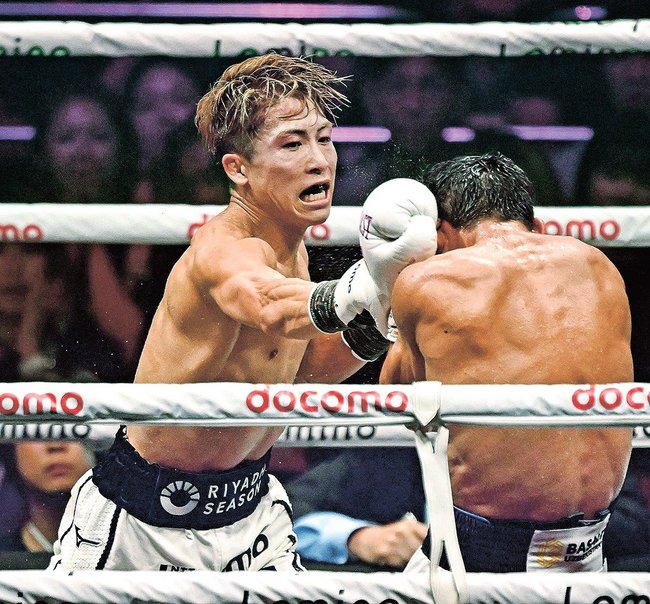 １２回、ムロジョン・アフマダリエフ（右）を攻める井上尚弥＝ＩＧアリーナ