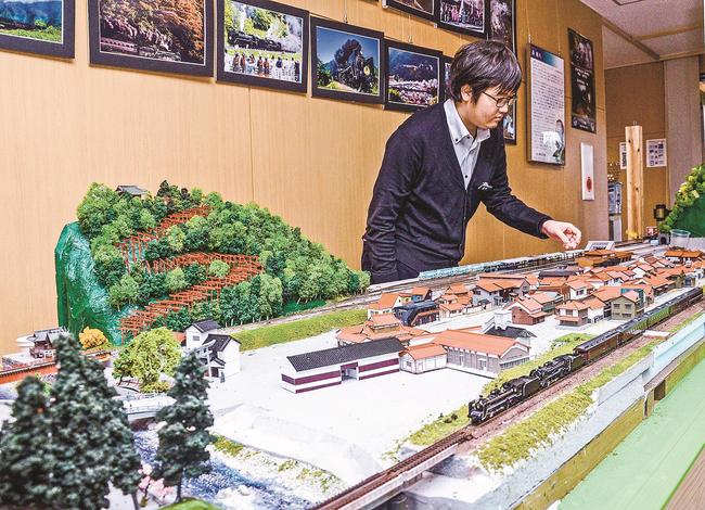 ＪＲ津和野駅内に制作中のジオラマ＝島根県津和野町後田
