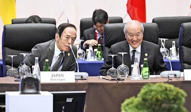 Ｇ７財務相・中央銀行総裁会議に臨む鈴木財務相（右）と日銀の植田総裁＝１１日午後、新潟市（代表撮影）