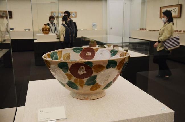 魯山人の代表作「椿鉢」＝安来市古川町、足立美術館