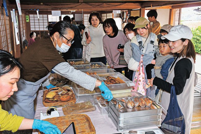 マルシェでパンを買い求める来場者=島根県邑南町日貫