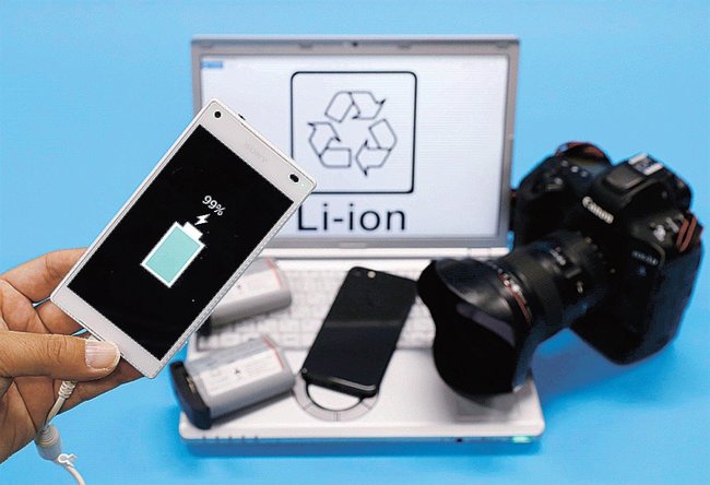 スマートフォンやデジタルカメラなど、リチウムイオン電池を使用した製品（せいひん）はわたしたちの生活を支えています＝２０１９年１０月、東京都内
