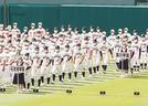 第１０３回全国高校野球選手権大会の開会式で行進する石見智翠館ナイン＝１０日、甲子園球場