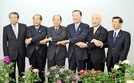  中海・宍道湖・大山圏域市長会の設立総会で握手する松浦正敬松江市長（左から４人目）、長岡秀人出雲市長（同２人目）ら＝松江市八束町波入、２０１２年３月２９日撮影