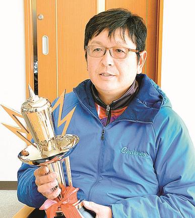 ディープボンドが２０年５月にあった京都新聞杯（Ｇ２）で勝ち取ったトロフィーを持ち、意気込みを語る斎藤慎ゼネラルマネージャー=大山ヒルズ