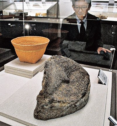 青谷上寺地遺跡から、つぶれた状態で出土した、かご（手前）。後方は復元品＝鳥取市青谷町吉川、青谷かみじち史跡公園