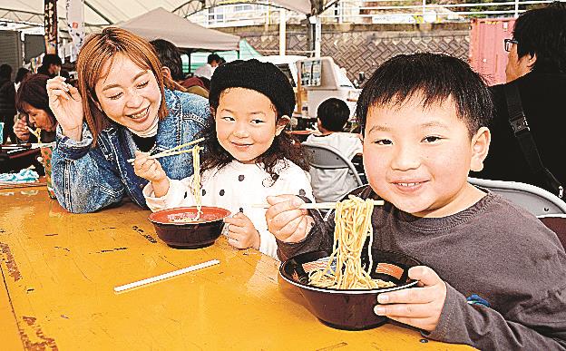 ラーメンを味わう子どもたち＝浜田市原井町、はまだお魚市場駐車場