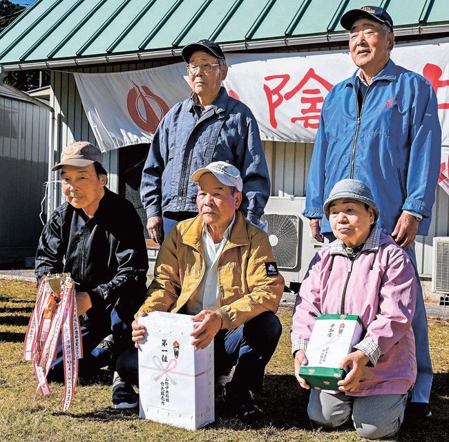 優勝した「朝竹」チームの皆さん＝松江市八幡町、竹矢公民館芝コート