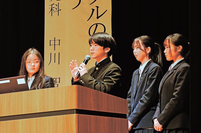 研究の成果を発表する生徒=松江市殿町、島根県民会館