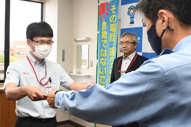 三浦祐明署長（右）から感謝状を受け取る真島啓課長＝出雲市塩冶有原町２丁目、出雲署
