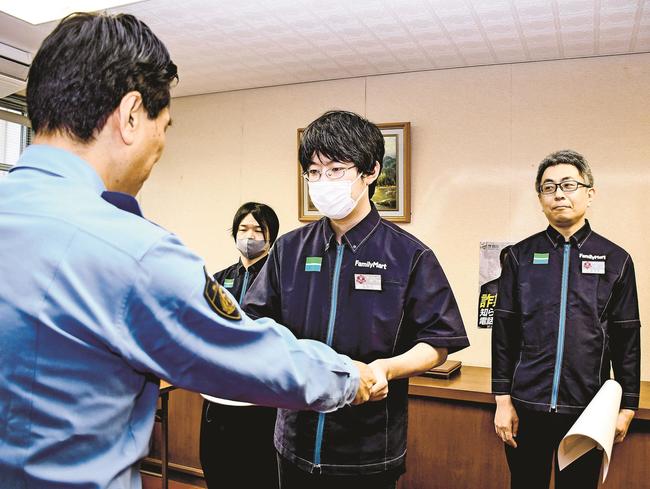 感謝状を贈られるファミリーマートの店員＝鳥取県伯耆町溝口、黒坂署溝口幹部派出所