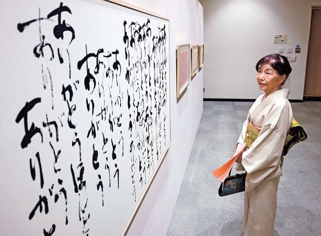 若月悦子さんの作品展を鑑賞する来館者＝松江市殿町、島根県民会館