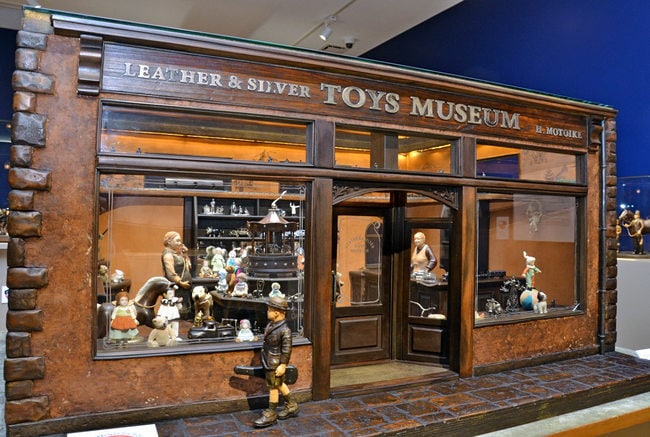 欧米のおもちゃ店を再現した作品。大部分が革でできている＝米子市大篠津町、本池美術館