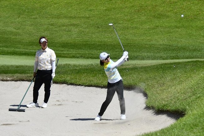 バンカーショットの練習をする選手＝大山平原ゴルフクラブ