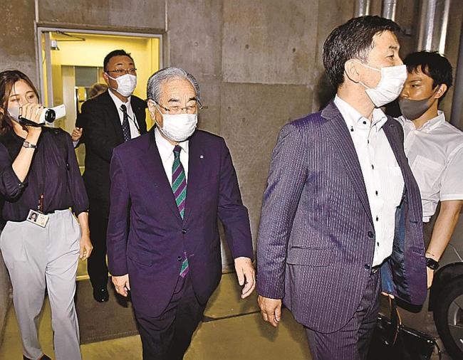 通常総代会終了後、会場を後にする岸宏会長（左から３人目）＝松江市朝日町、松江テルサ（木幡晋介撮影）