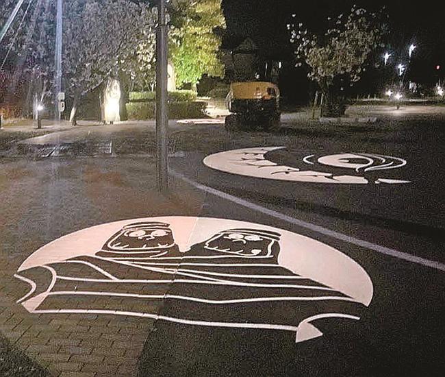 ＪＲ境港駅前公園で試験点灯された新しい妖怪影絵＝境港市大正町