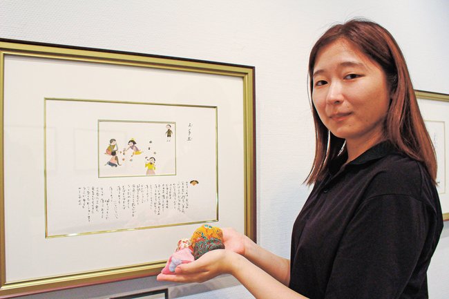 展示作品を紹介する丹羽菜月学芸員＝島根県津和野町後田、安野光雅美術館