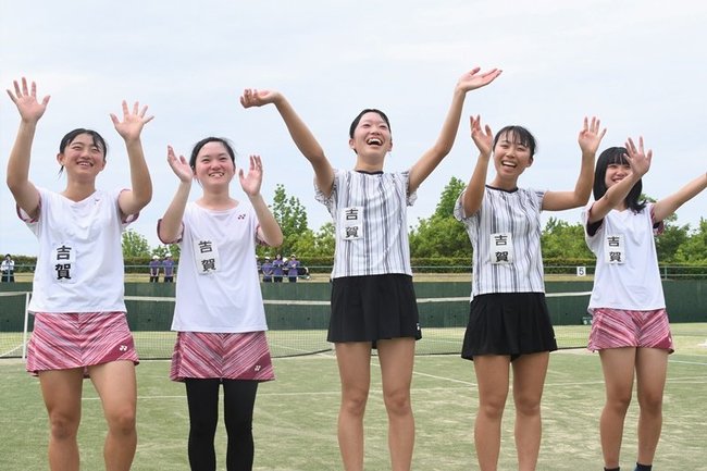 初優勝を決め、スタンドに向かって手を振る吉賀の選手