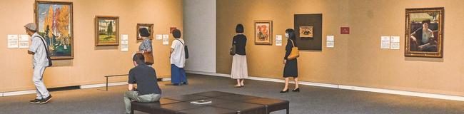広々と落ち着いた雰囲気の会場。美術ファンが魅力的な名画の世界に浸っている