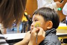 虹色のフェイスペイントを楽しむ子ども＝松江市朝日町、松江テルサ