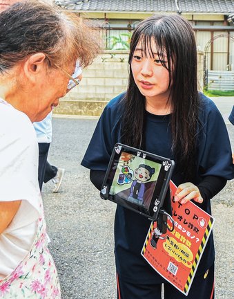 買い物客に詐欺被害防止を呼びかける松江農林高校の生徒=松江市島根町野波