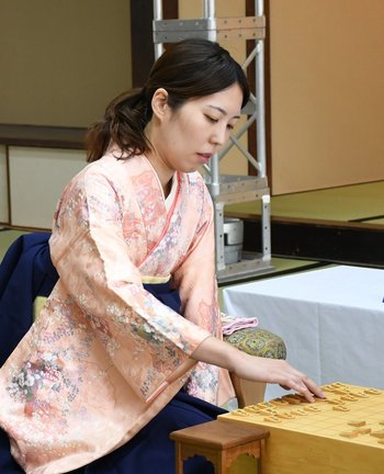 駒組みを進める里見香奈白玲＝京都市中京区、ザ・ゲートホテル京都高瀬川