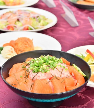 試食会に並んだフェスタで提供予定のメニュー=鳥取県琴浦町徳万、町商工会館