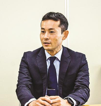 日本代表への思いを語る三原純さん＝松江市末次町、市役所