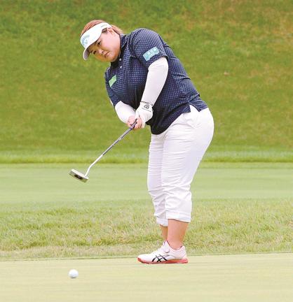 最終日にスコアを五つ伸ばし、トータル２０４で優勝した鈴木麻綾＝大山平原ゴルフクラブ